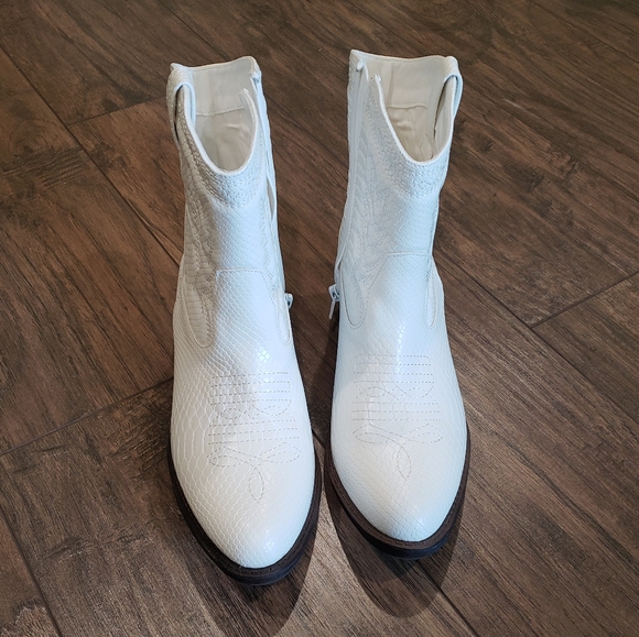NWOT Coconuts by Matisse White Pistol Cowboy Boots Size 8 - Picture 2 of 5